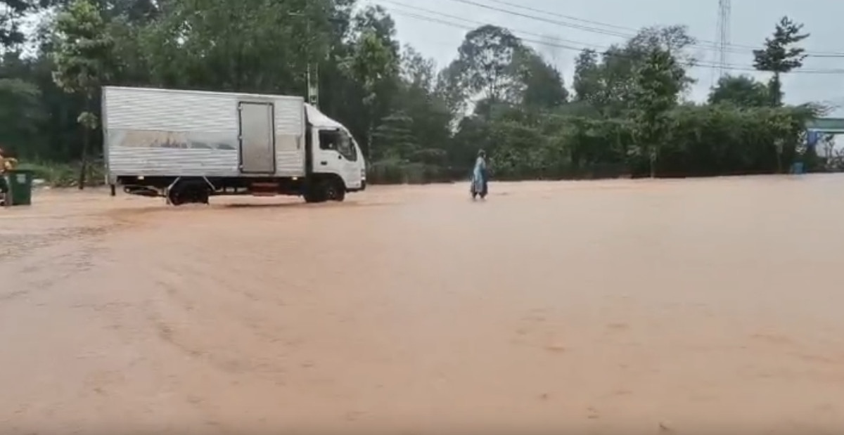 Theo ghi nhận, Tân Uyên là địa phương từng xảy ra nhiều vụ người dân bị nước cuốn trôi gây chết người. Tại hiện trường xảy ra vụ người phụ nữ bị nước cuốn mất tích chiều ngày 14.6, thường bị ngập nước. Người dân đã phản ánh nhiều lần nhưng tình trạng này vẫn chưa được cải thiện.