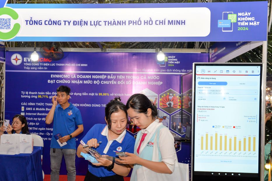 Hiện có 99,85% khách hàng trên địa bàn TPHCM thanh toán tiền điện không sử dụng tiền mặt. Ảnh: EVNHCMC cung cấp
