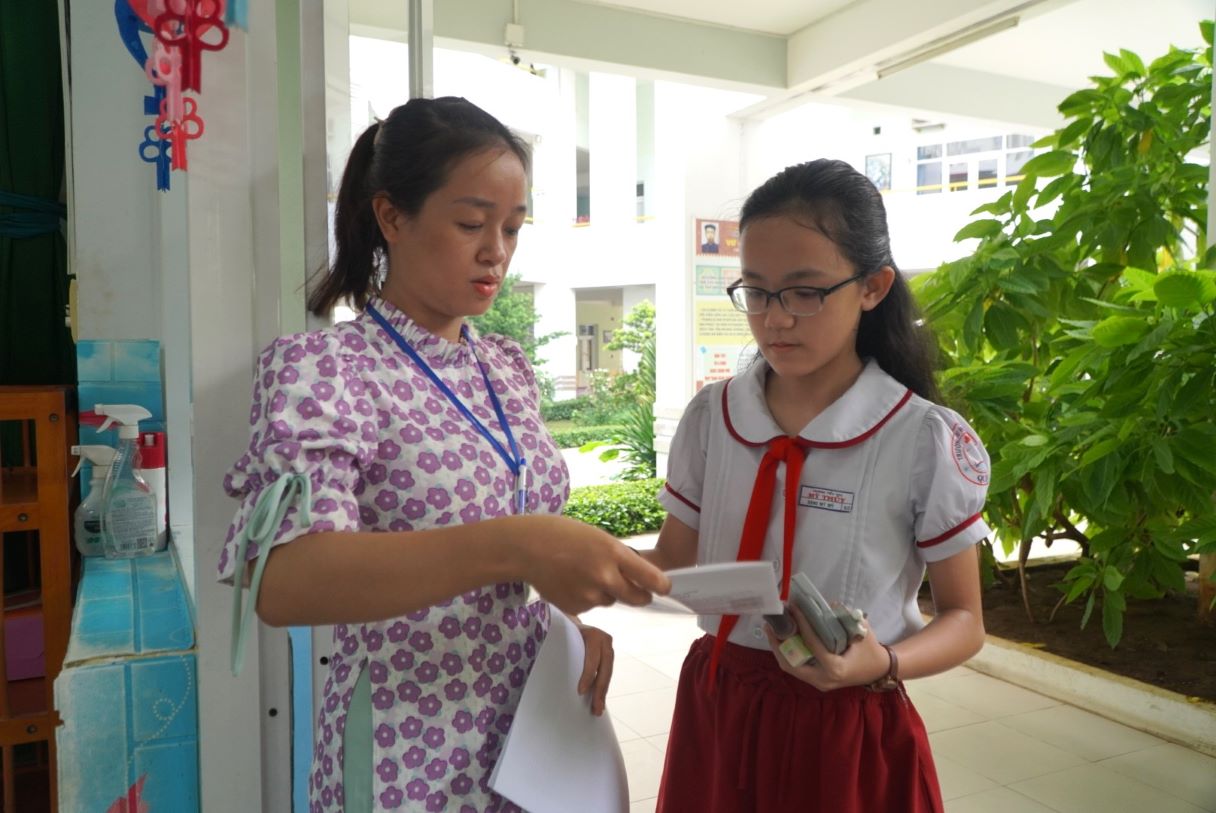 Tại điểm thi Trường Tiểu học Nguyễn Hiền (TP Thủ Đức), khoảng 7h45 phút, thi sinh dự thi được cán bộ hướng dẫn vào phòng thi. 