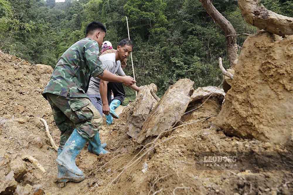 “Khoảng rạng sáng 14.6, tại khu vực bản Phù Lồng tiếp tục xảy ra vụ sạt lở đất khối lượng lớn trên tuyến đường từ xã Pu Nhi đi trung tâm huyện Điện Biên Đông khiến giao thông bị dán đoạn” - ông Thinh cho biết thêm.