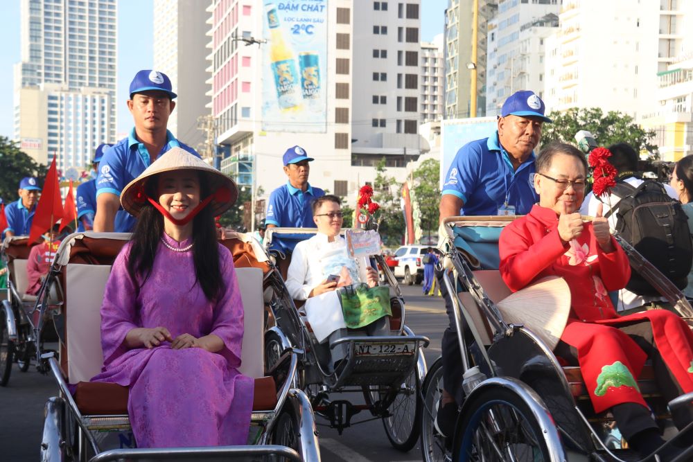 Tham gia chương trình diễu hành quảng bá áo dài Việt Nam có lãnh đạo tỉnh Khánh Hoà và đại sứ các nước Azerbaijan, Kazakhstan…