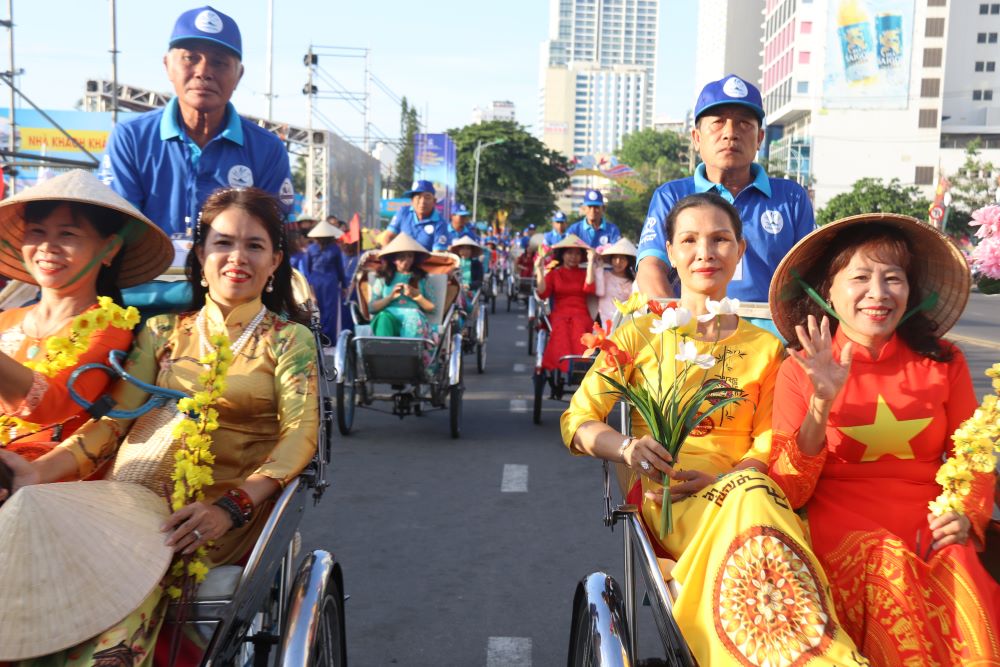 1.500 người trong trang phục áo dài diễu hành trên đường phố Nha Trang để lại ấn tượng lớn cho du khách.