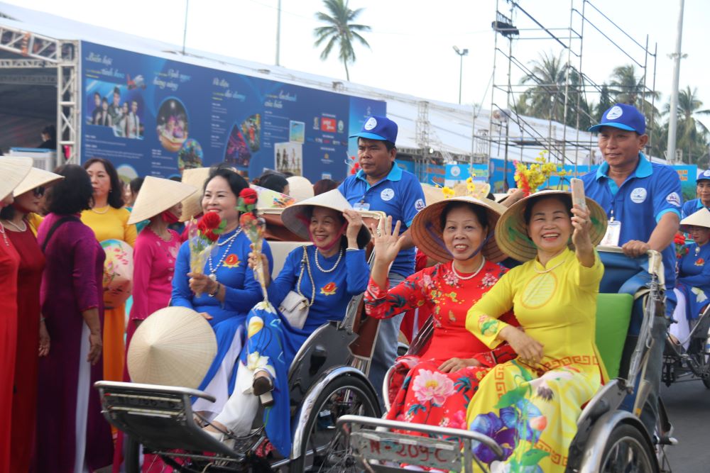 Hình ảnh phụ nữ Nha Trang trong trang phục áo dài diễu hành trên đường Trần Phú.