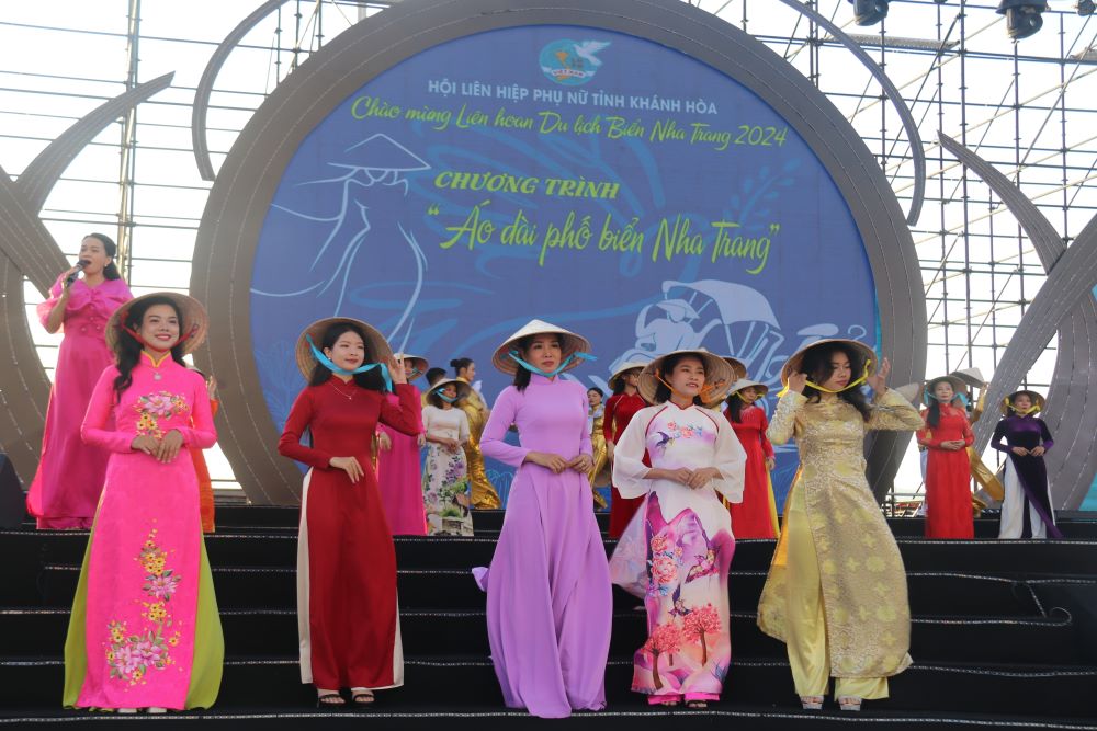 Sáng 15.6, tại Quảng trường 2.4, Hội Liên hiệp Phụ nữ tỉnh khánh Hòa phối hợp với nghiệp đoàn xích lô du lịch Nha Trang tổ chức chương trình lễ hội áo dài phố biển Nha Trang.