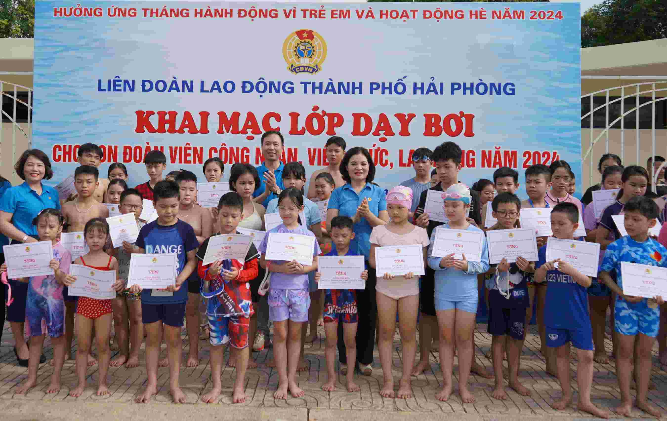 400 con CNVCLĐ tham gia khóa dạy bơi miễn phí do LĐLĐ TP.Hải Phòng tổ chức. Ảnh: Mai Dung
