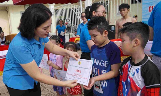 Đại diện lãnh đạo LĐLĐ TP.Hải Phòng tặng khóa học bơi cho con CNVCLĐ. Ảnh: Mai Dung