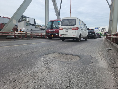 Mặt cầu Chương Dương (Hà Nội) đang xuống cấp nghiêm trọng. Ảnh: Minh Hạnh chụp 9h ngày 14.6.