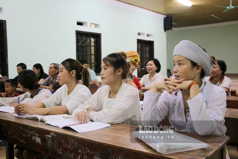 Các học viên tại lớp học xóa mù chữ xóm Tam Va (Đồng Hỷ). Ảnh: Lam Thanh