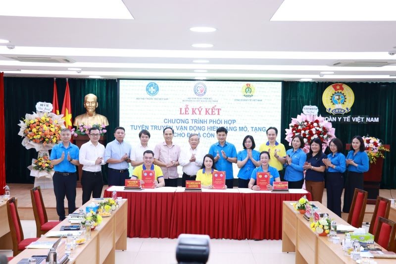 Lễ ký kết hưởng ứng “Chương trình đăng ký hiến tặng mô, tạng-cho đi là còn mãi”. Ảnh: CĐYTVN