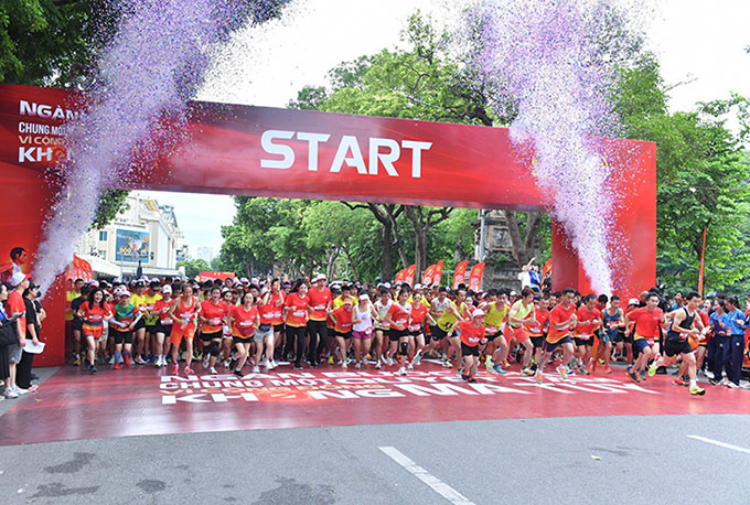 Hàng nghìn người tham gia giải chạy do C04 (Bộ Công an) và UBND TP Hà Nội tổ chức. Ảnh: C04