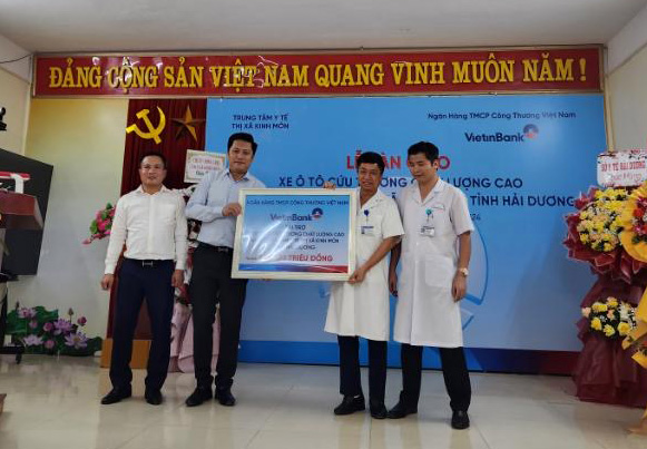 Phó tổng giám đốc Viettinbank Lê Duy Hải  trao xe cứu thương cho Giám đốc bệnh viện. Ảnh MH