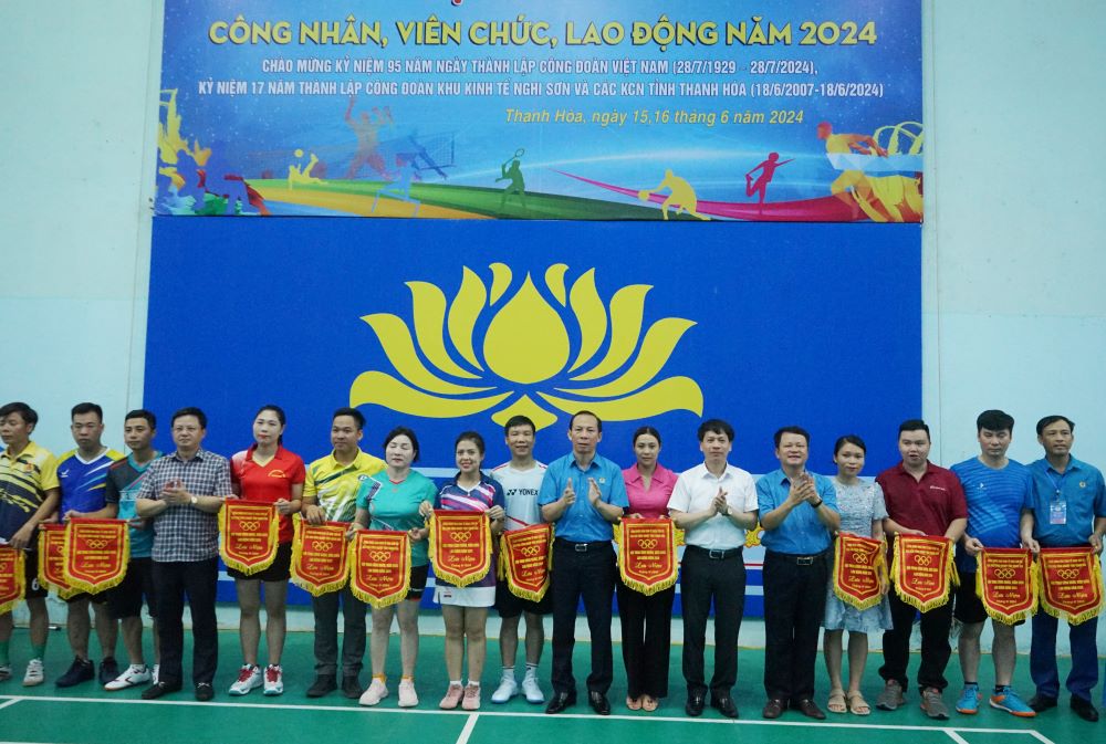 Đại diện lãnh đạo LĐLĐ tỉnh Thanh Hóa trao cờ lưu niệm cho các đội dự hội thao. Ảnh: Quách Du