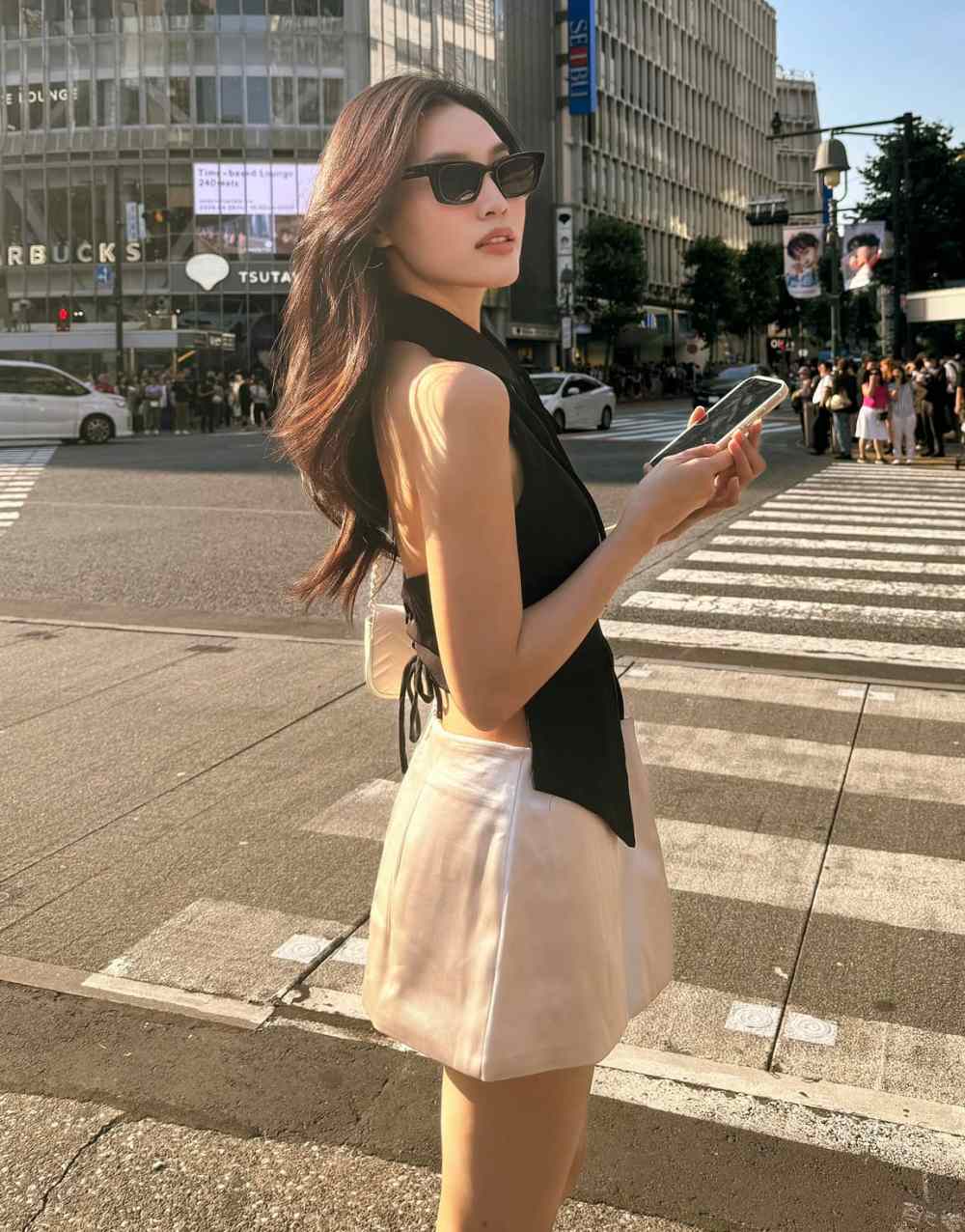 Ninh Dương Lan Ngọc chụp hình trên đường phố Nhật Bản. Ảnh: Facebook nhân vật.