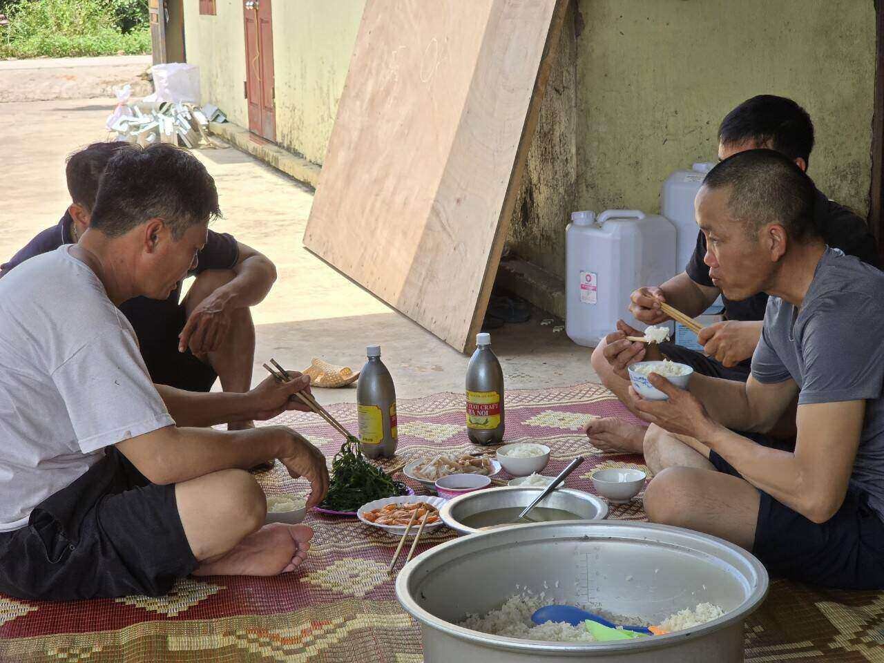 Bữa cơm trưa vội vã của những công nhân Ảnh: Nguyễn Trường