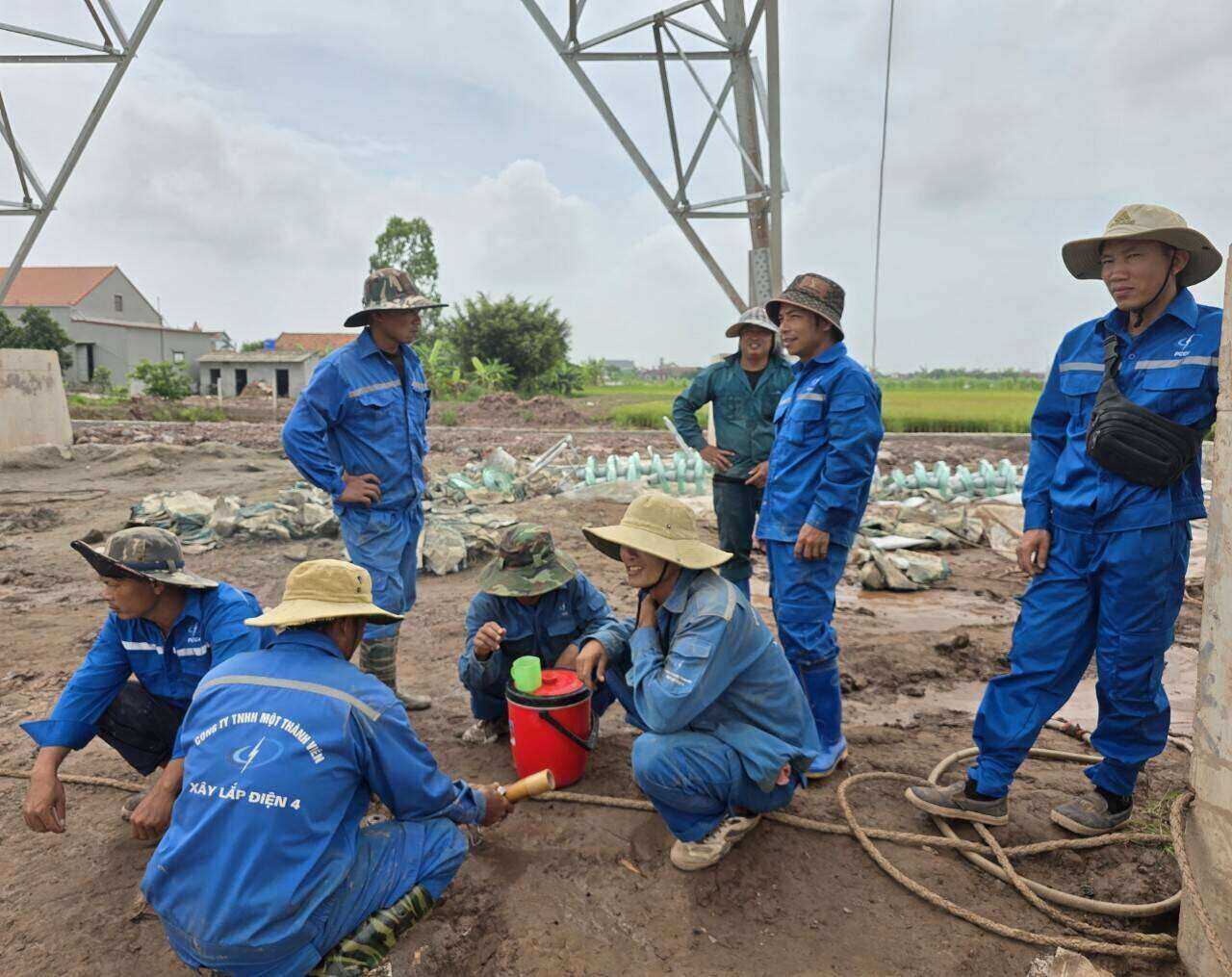 Những phút nghỉ ngơi hiếm hoi ngay tại công trường của các công nhân đang thi công Dự án đường dây 500kV mạch 3, đoạn qua địa bàn tỉnh Ninh Bình. Ảnh: Nguyễn Trường