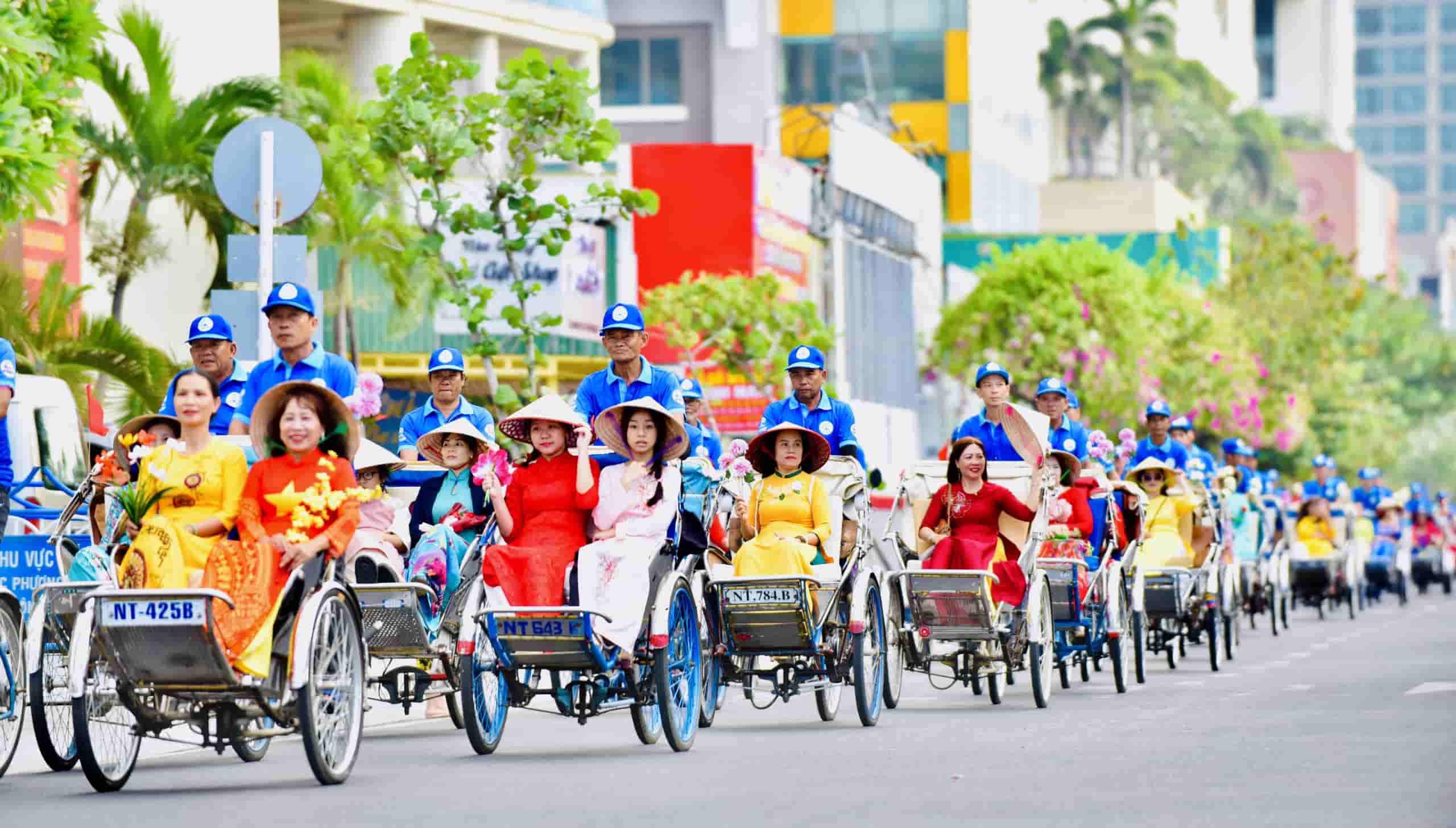 Sáng 15.6, Hội LHPN tỉnh Khánh Hòa tổ chức chương trình “Áo dài phố biển Nha Trang” chào mừng Liên hoan Du lịch Biển Nha Trang 2024. Có 1.500 phụ nữ đến từ các đơn vị, địa phương trên địa bàn tỉnh trong trang phục áo dài, tay cầm nón lá hoặc hoa ngồi trên xích lô đã diễu hành trên phố.