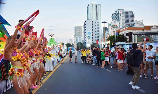 Hình ảnh diễu hành Carnival ánh sáng quảng bá du lịch Khánh Hòa. Ảnh: Hữu Long