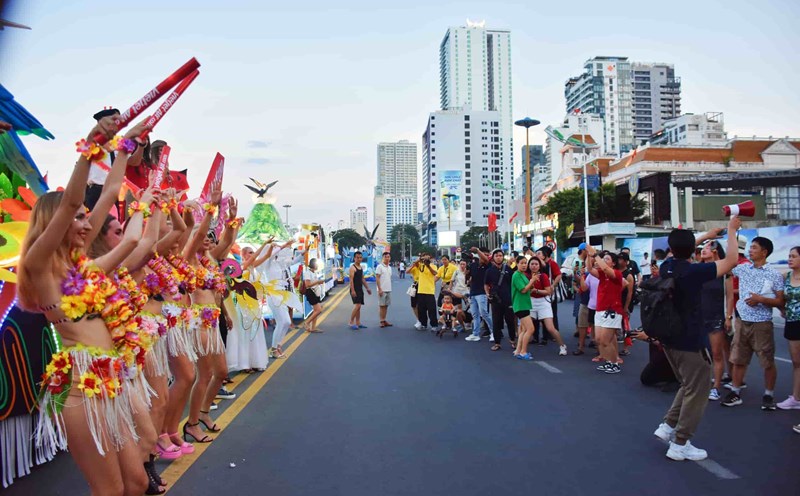 Hình ảnh diễu hành Carnival ánh sáng quảng bá du lịch Khánh Hòa. Ảnh: Hữu Long
