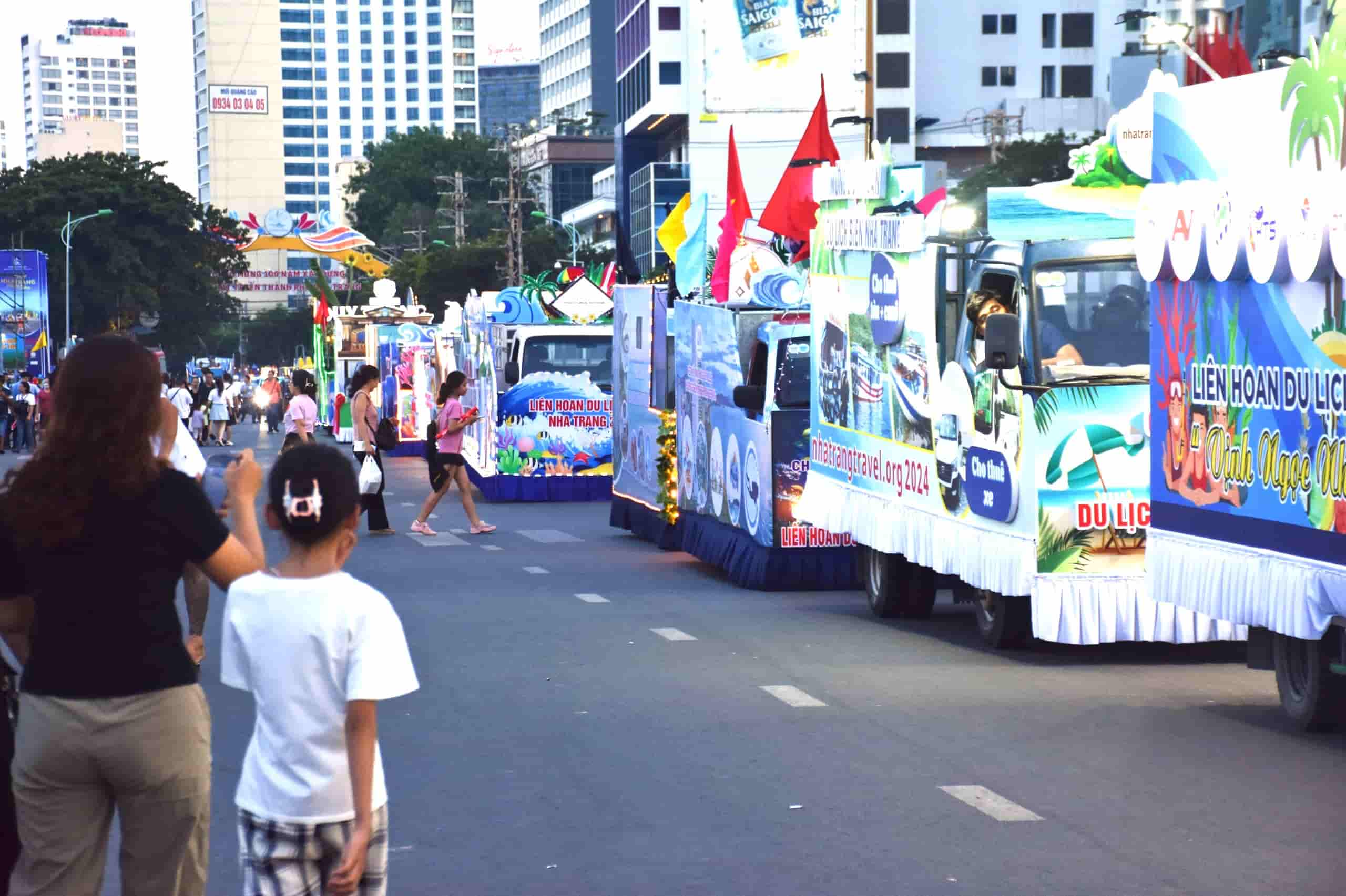 Rất nhiều người dân và du khách đã đứng hai bên đường để xem Diễu hành Carnival ánh sáng quảng bá du lịch Khánh Hòa.