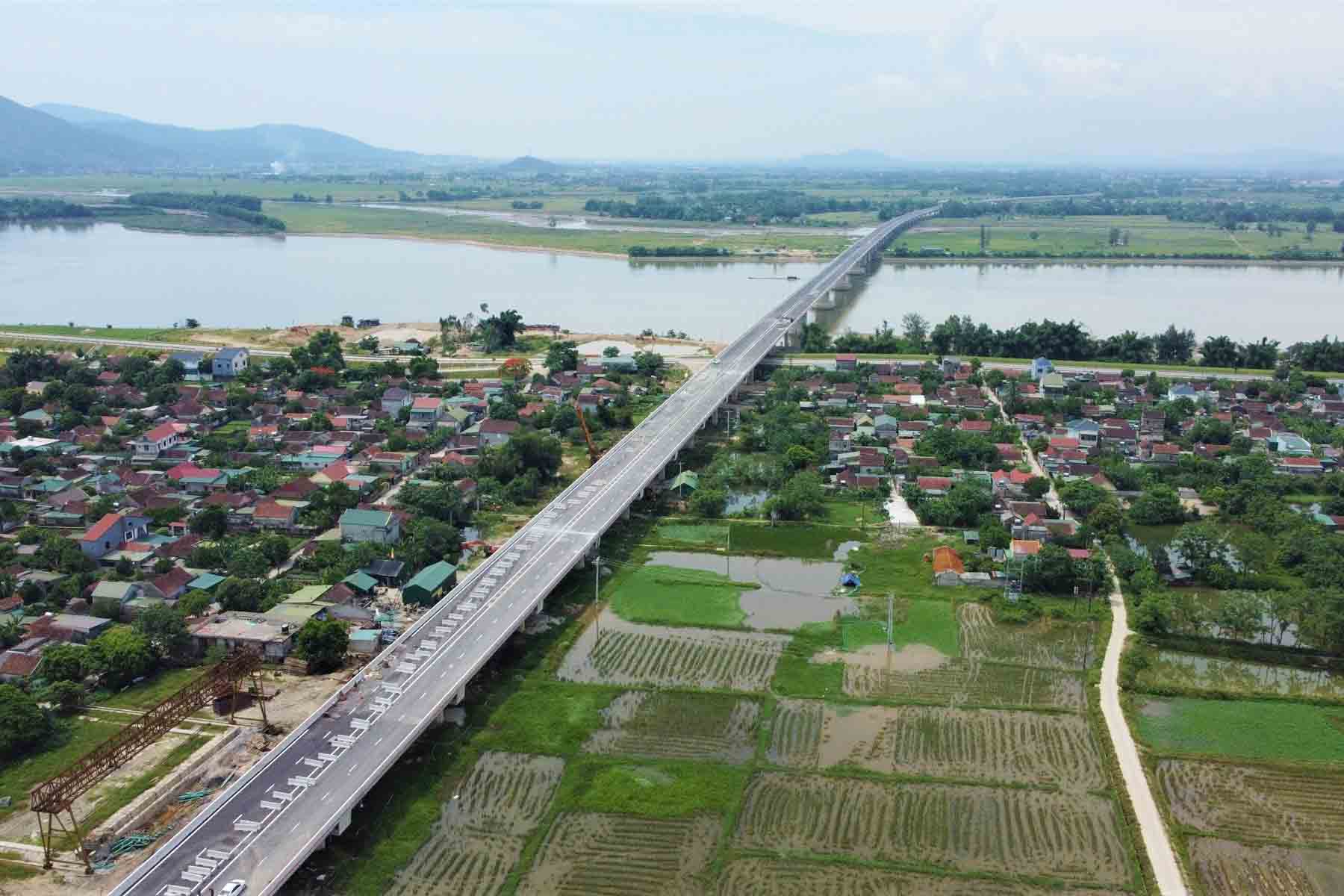 Cầu Hưng Đức không chỉ vượt sông Lam mà còn đi qua các bãi bồi, sông La, đê La Giang, khu dân cư, cánh đồng lúa với tổng chiều dài 4,036km. Ảnh: Trần Tuấn.