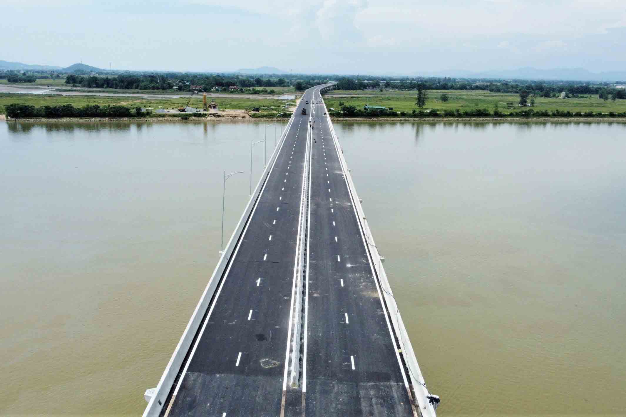 Cầu Hưng Đức thuộc Dự án cao tốc Bắc - Nam giai đoạn 2017 - 2020 thuộc đoạn Diễn Châu - Bãi Vọt. Tuy nhiên, do chậm tiến độ nên đến nay sắp hoàn thành, chuẩn bị thông xe. Ảnh: Trần Tuấn.