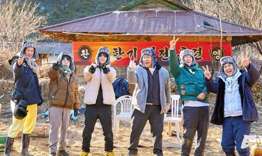 Na In Woo (ngoài cùng bên trái) và các thành viên của gameshow “2 Ngày & 1 Đêm”. Ảnh: Nhà sản xuất