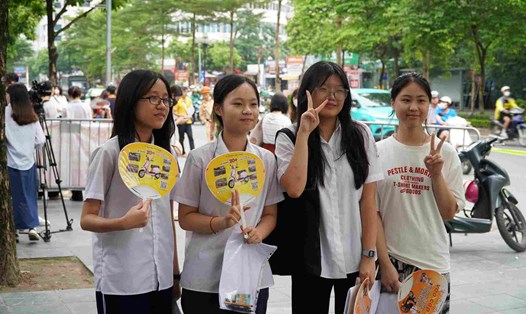 Niềm vui của học sinh khi hoàn thành kì thi tuyển sinh lớp 10 tại Hà Nội năm 2024. Ảnh: Anh Đức