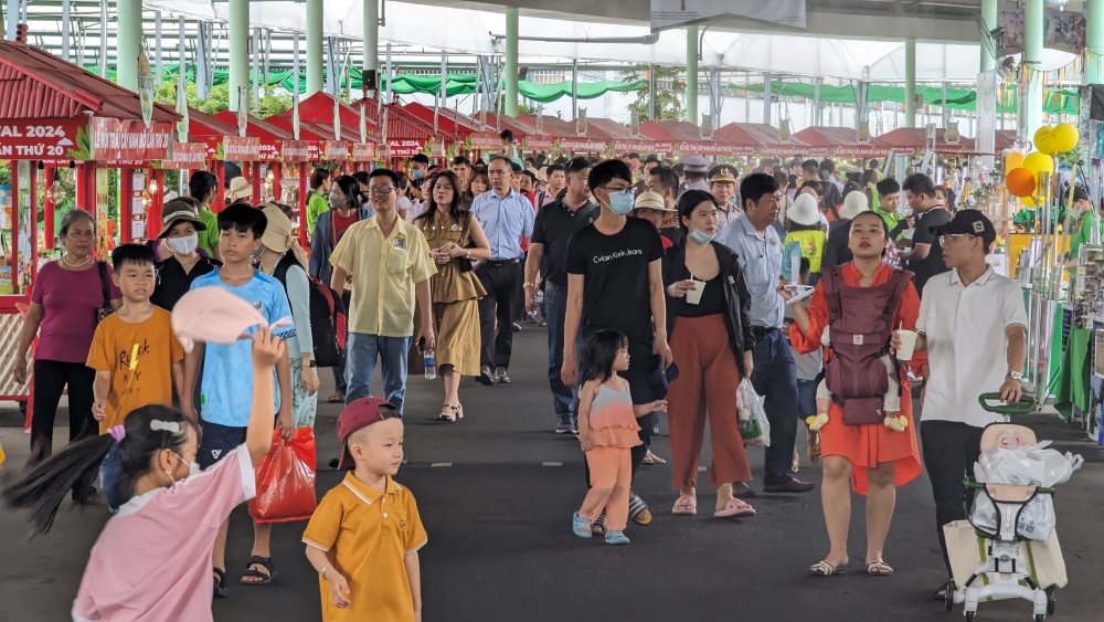 Khách tham quan tại các khu điểm du lịch, vui chơi giải trí tại TPHCM. Ảnh: Anh Tú