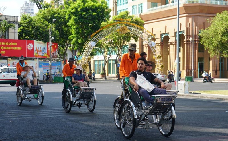 Khách quốc tế tham quan, khám phá trung tâm TPHCM. Ảnh: Thanh Chân