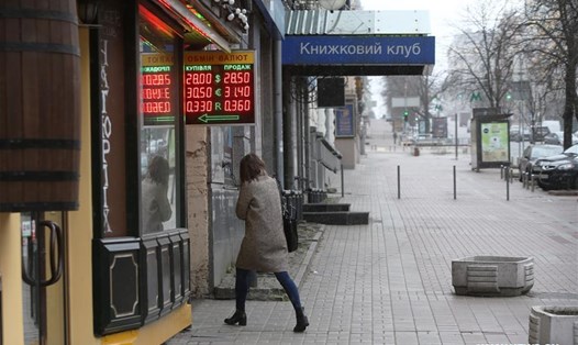 Một cửa hàng đổi tiền ở Kiev, Ukraina, trong dịch COVID-19 ngày 31.3.2020. Ảnh: Xinhua