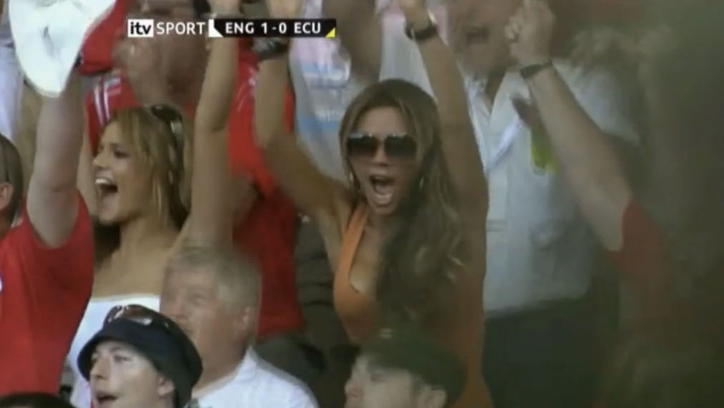 Cheryl Cole và Victoria Beckham theo dõi một trận đấu. Ảnh: Cắt từ video