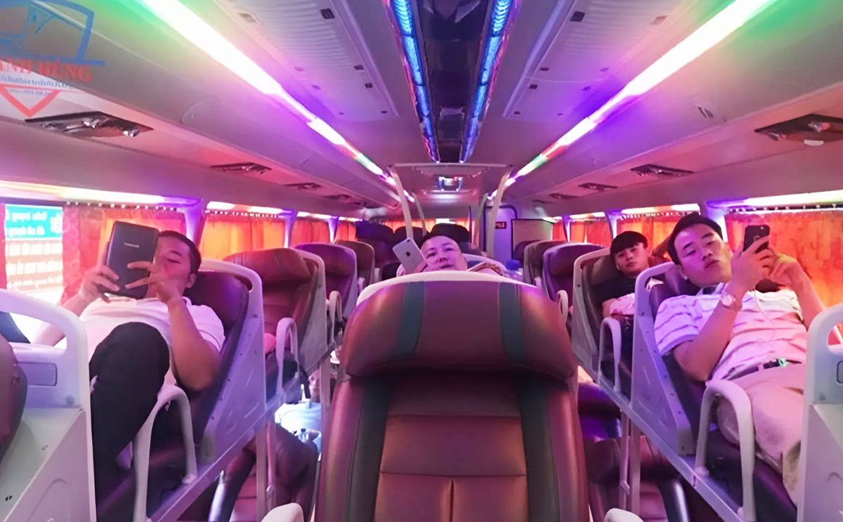 Các công nhân Công ty Than Khe Chàm trên chuyến xe giường nằm miễn phí của công ty. Ảnh: Đoàn Hưng