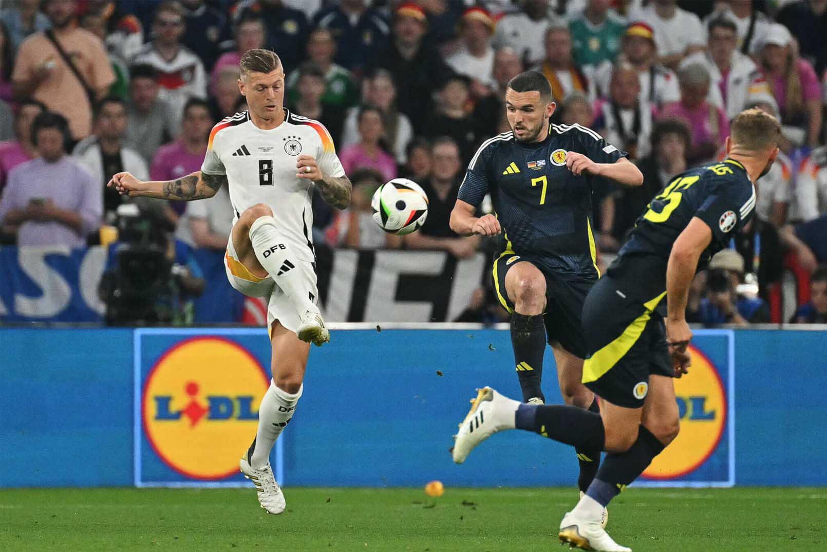 Toni Kroos không mất quá nhiều sức để khiến hàng thủ của Scotland phải khổ sở. Ảnh: AFP