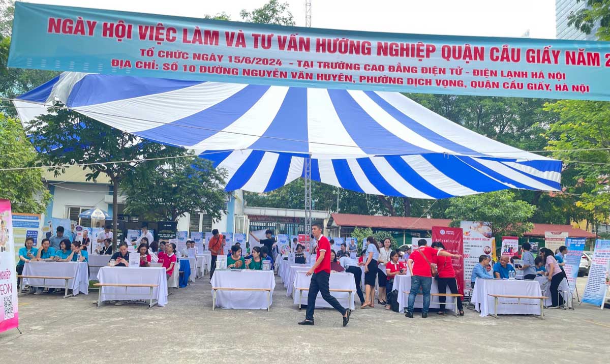 45 businesses attended the 2024 Cau Giay District Job Fair and Career Counseling. Photo: Lan Anh