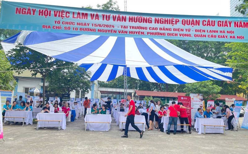 45 businesses attended the 2024 Cau Giay District Job Fair and Career Counseling. Photo: Lan Anh