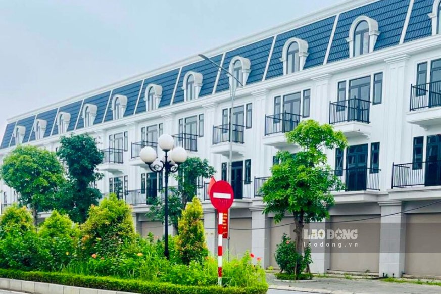 Cả trăm lô shophouse được hoàn thiện mặt ngoài nhưng hiện tại chưa có người đến ở.