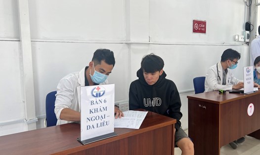 Người dân đi khám sức khoẻ tại Bệnh viện quận Gò Vấp. Ảnh: NGUYỄN LY 