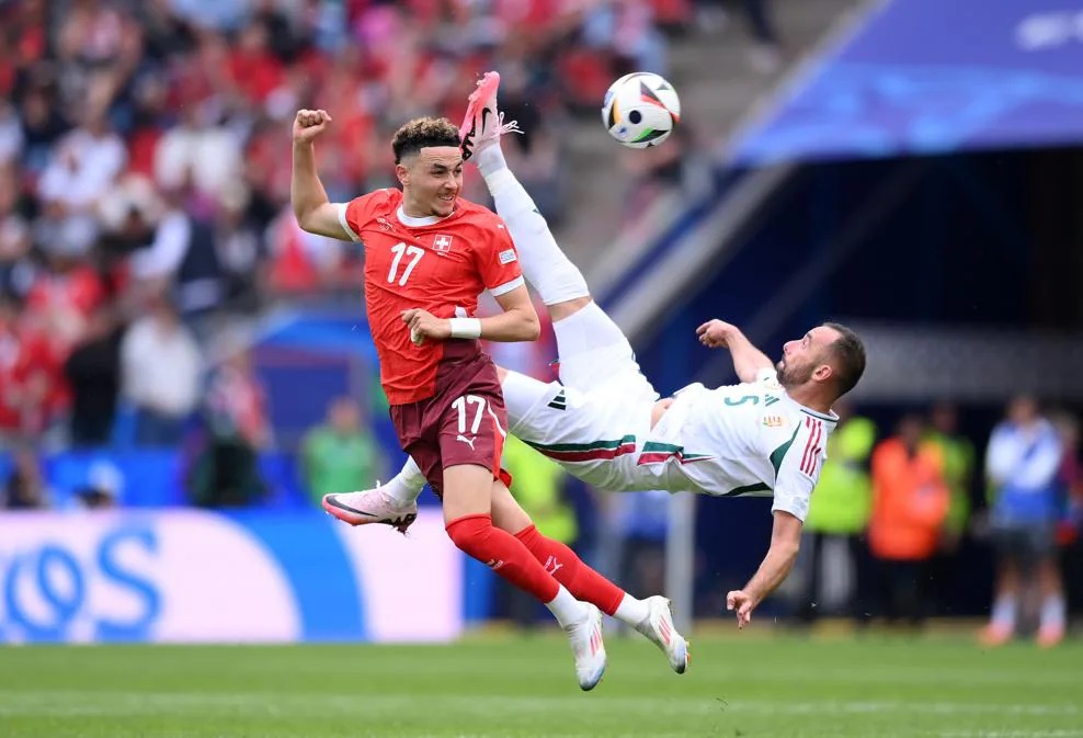 Tuyển Hungary vẫn chưa thể gây nguy hiểm cho khung thành của tuyển Thụy Sĩ. Ảnh: UEFA