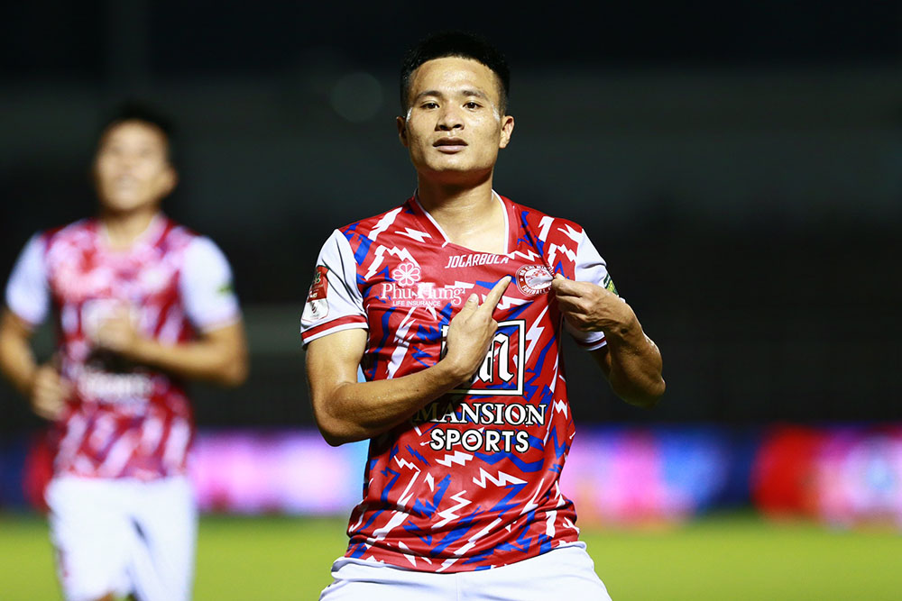 Thậm chí, ngay cú sút đầu tiên, cầu thủ bên phía TPHCM đã khiến thủ môn Nguyên Mạnh của Nam Định phải vào lưới nhặt bóng từ cú sút quyết đoán của Văn Kiên ở phút 27.