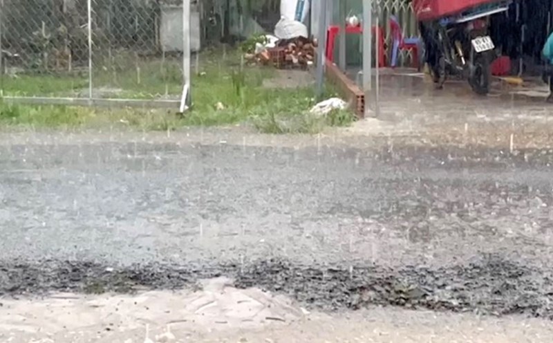 Mưa đá lần đầu xuất hiện tại Cần Thơ khiến người dân bất ngờ