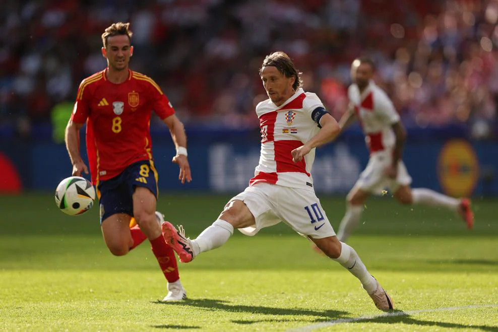 Luka Modric mờ nhạt ở trận đấu này, anh thậm chí còn liên tục phạm lỗi. Ảnh: UEFA
