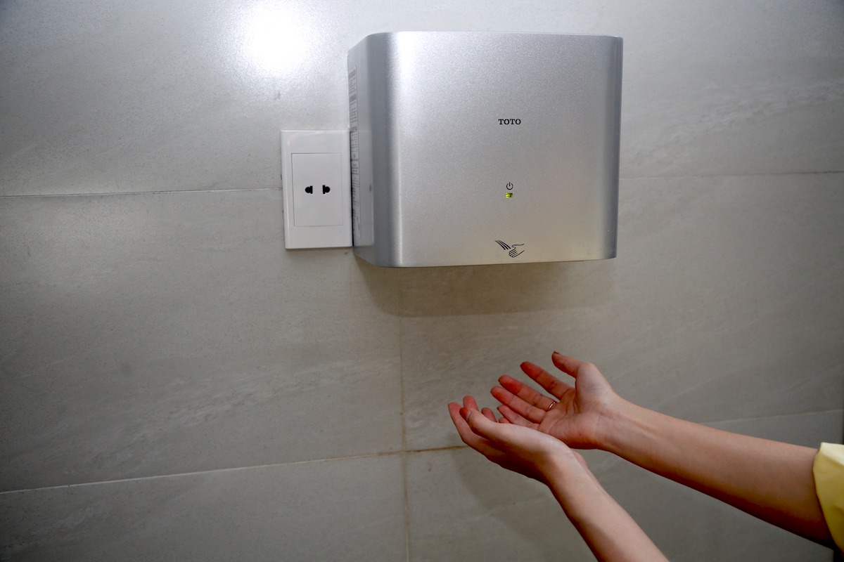 Mỗi nhà vệ sinh được thiết kế các công năng tự động như vòi nước, gương, máy thông gió, máy sấy hơi, đèn LED trang trí… Ảnh: Công Sáng