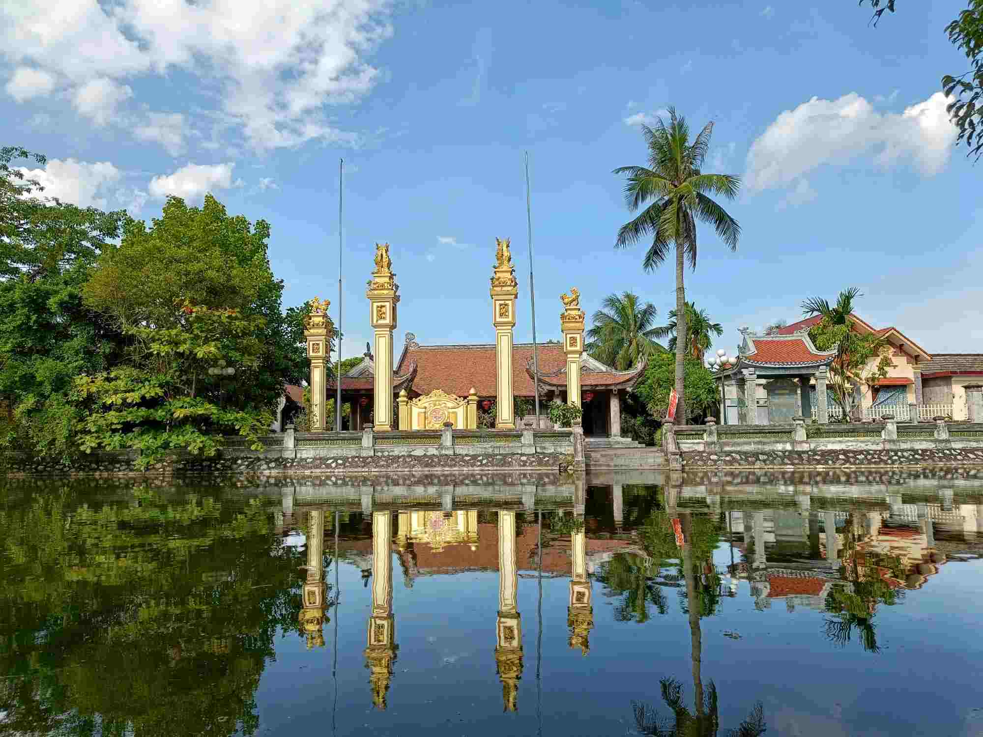 Di tích quốc gia đình Cung Chúc đang có dấu hiệu xuống cấp. Ảnh: Hoàng Khôi