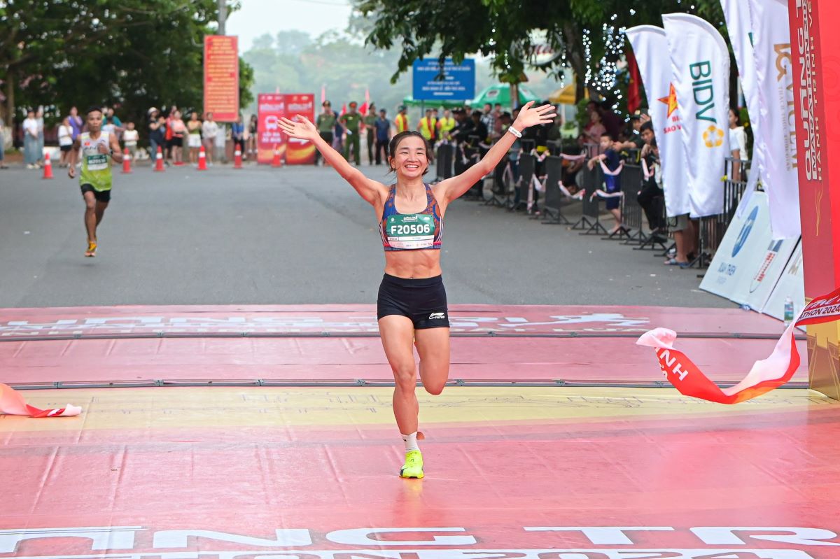 Vận động viên tuyển điền kinh Việt Nam Nguyễn Thị Oanh vô địch giải chạy ở cự ly 21km. Ảnh: Văn Dũng