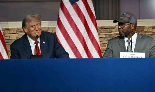 Ông Donald Trump (trái) trong sự kiện tại nhà thờ ở Detroit, bang Michigan, ngày 15.6.2024. Ảnh: AFP