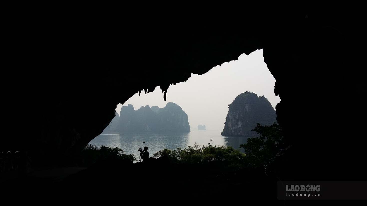 Hang Cặp La nằm cách bờ khoảng 20km khá rộng và rất đẹp, với những nhũ đá trắng còn nguyên vẹn.  Ảnh: Nguyễn Hùng
