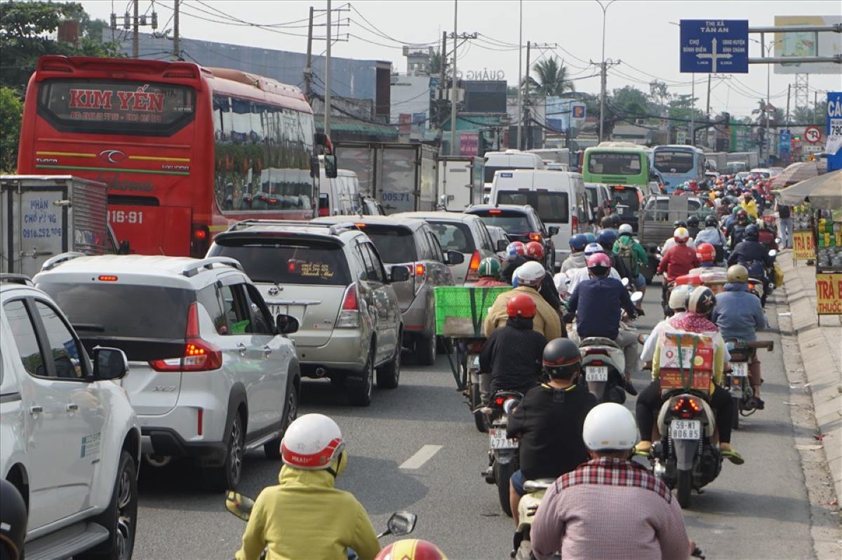 Quốc lộ 1 qua Bình Chánh sẽ được mở rộng lên 52m.  Ảnh: Minh Quân