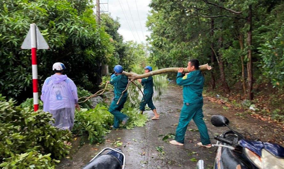Lực lượng của Ban CHQS huyện Kiên Hải hỗ trợ dọn dẹp cây cối đổ ngã chắn ngang đường đi sau mưa dông. Ảnh: Ban CHQS huyện Kiên Hải