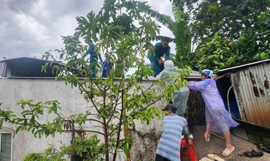 Các lực lượng vẫn đang hỗ trợ người dân khắc phục hậu quả sau cơn mưa dông. Ảnh: Ban CHQS huyện Kiên Hải