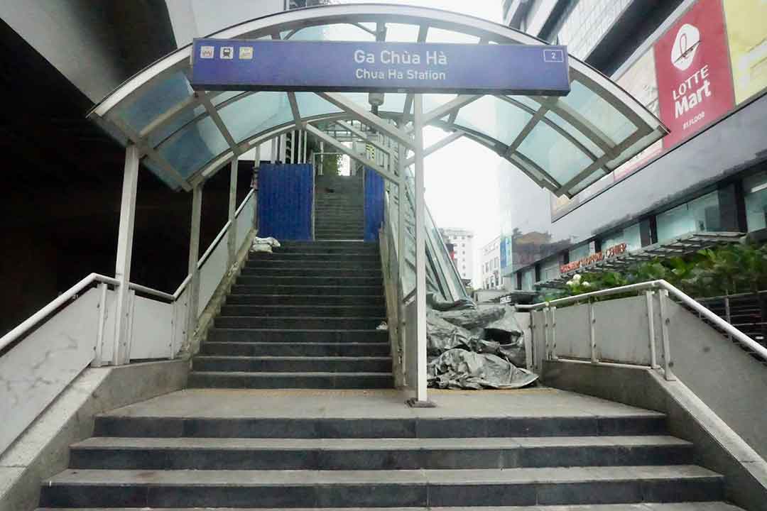 Phần cầu thang tại ga Chùa Hà đã được hoàn thiện, chờ ngày đi vào hoạt động. Ảnh: Nhật Minh